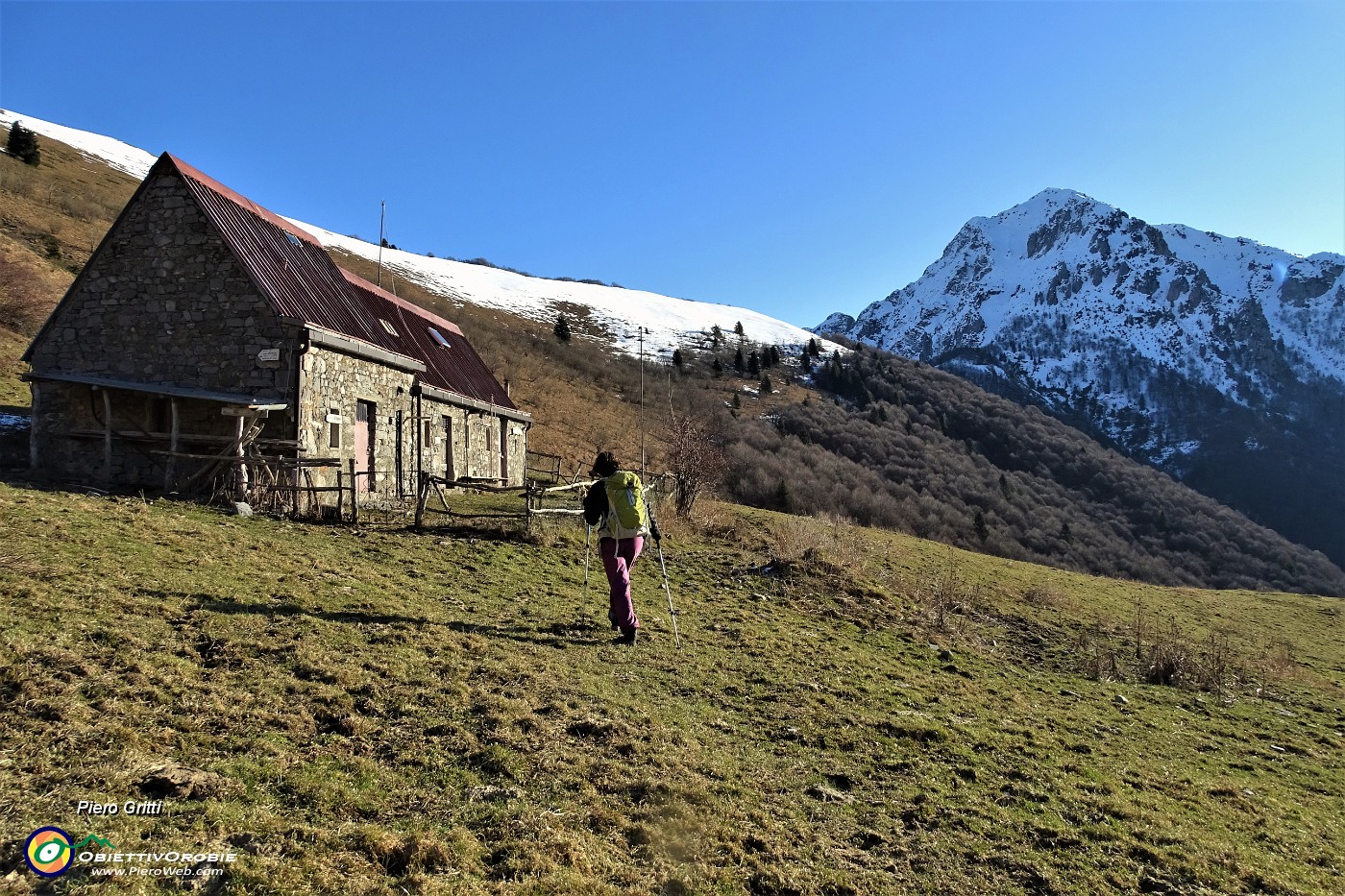 13 Breve sosta alla Baita Baciamorti (1453 m).JPG